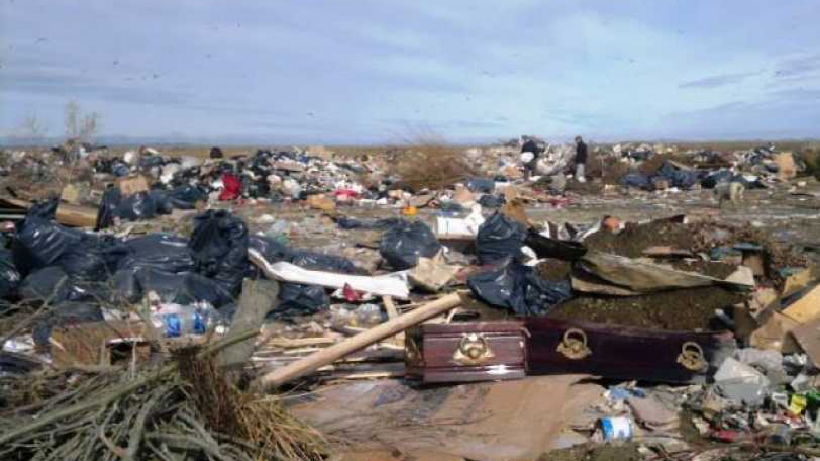 Hallan ataúdes en el vaciadero municipal