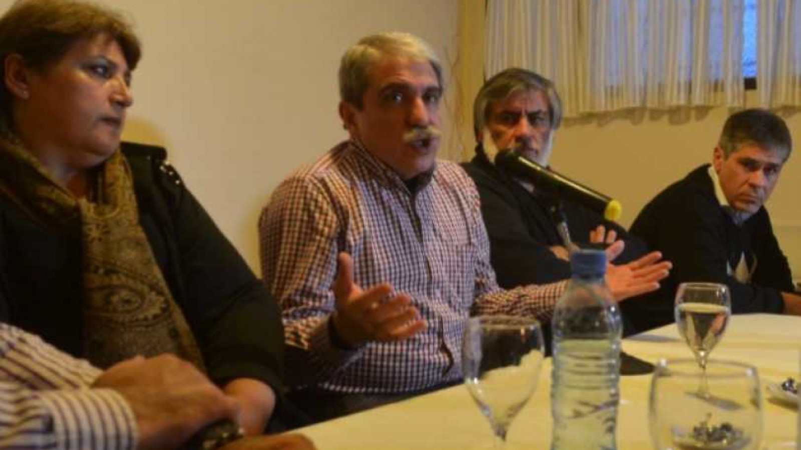 Aníbal Fernández presentó libro en Caleta y confirmó aspiración presidencial