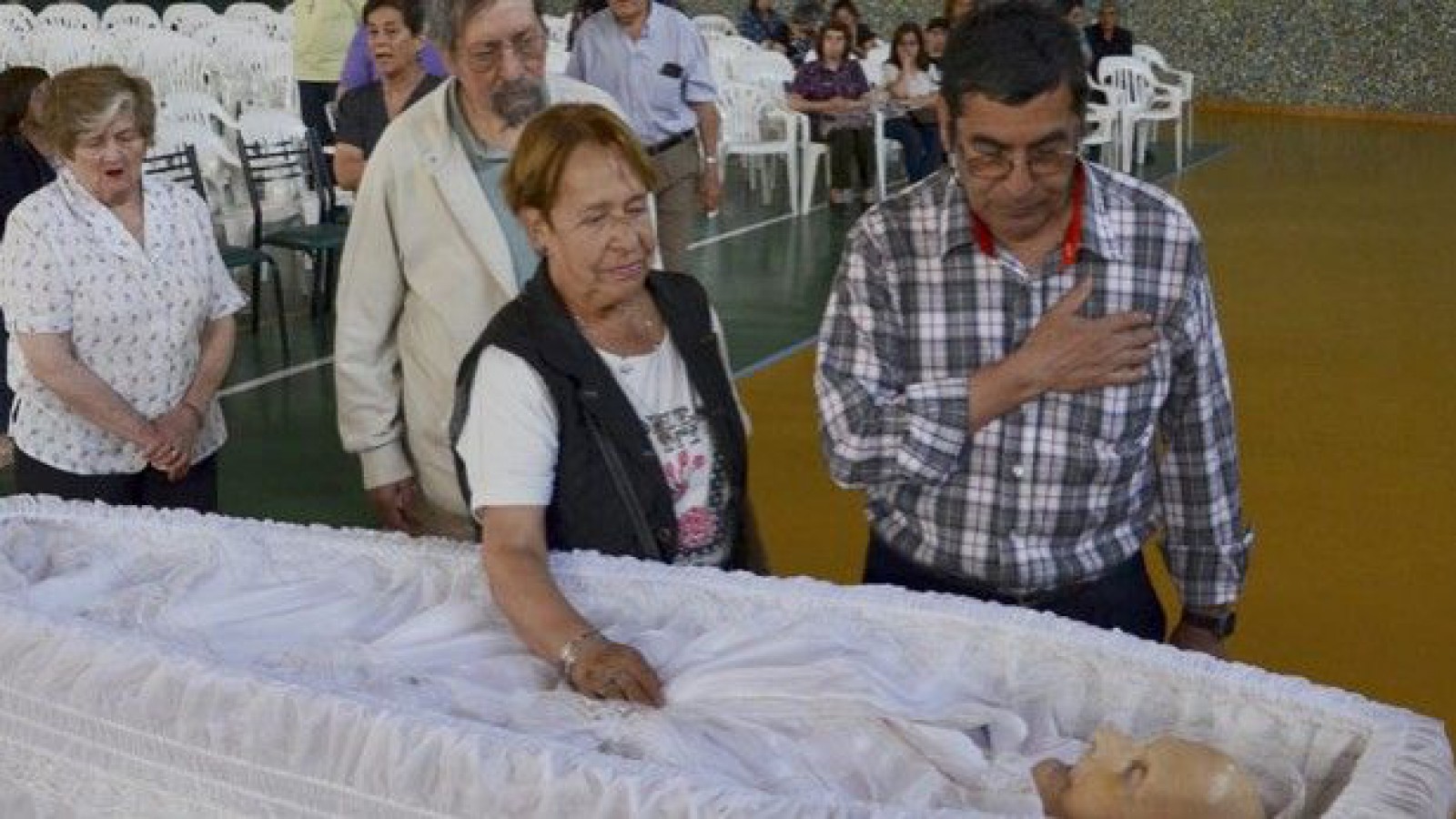 Una multitud acompañó al padre Juan Luzovec a su última morada