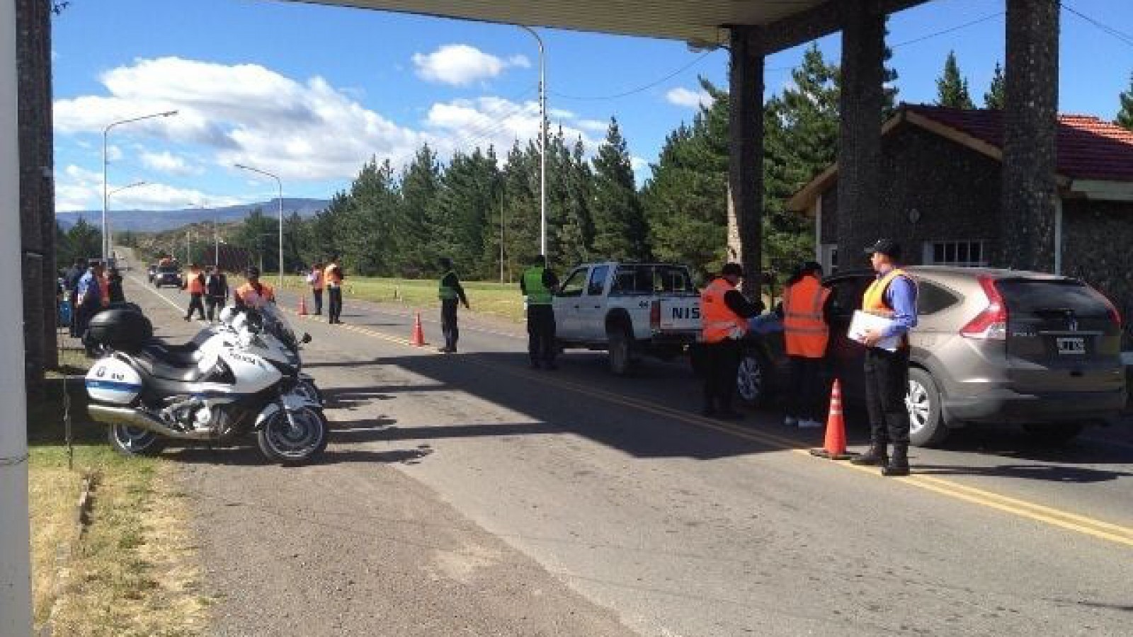 Exhaustivos controles vehiculares en acceso y salida de Los Antiguos