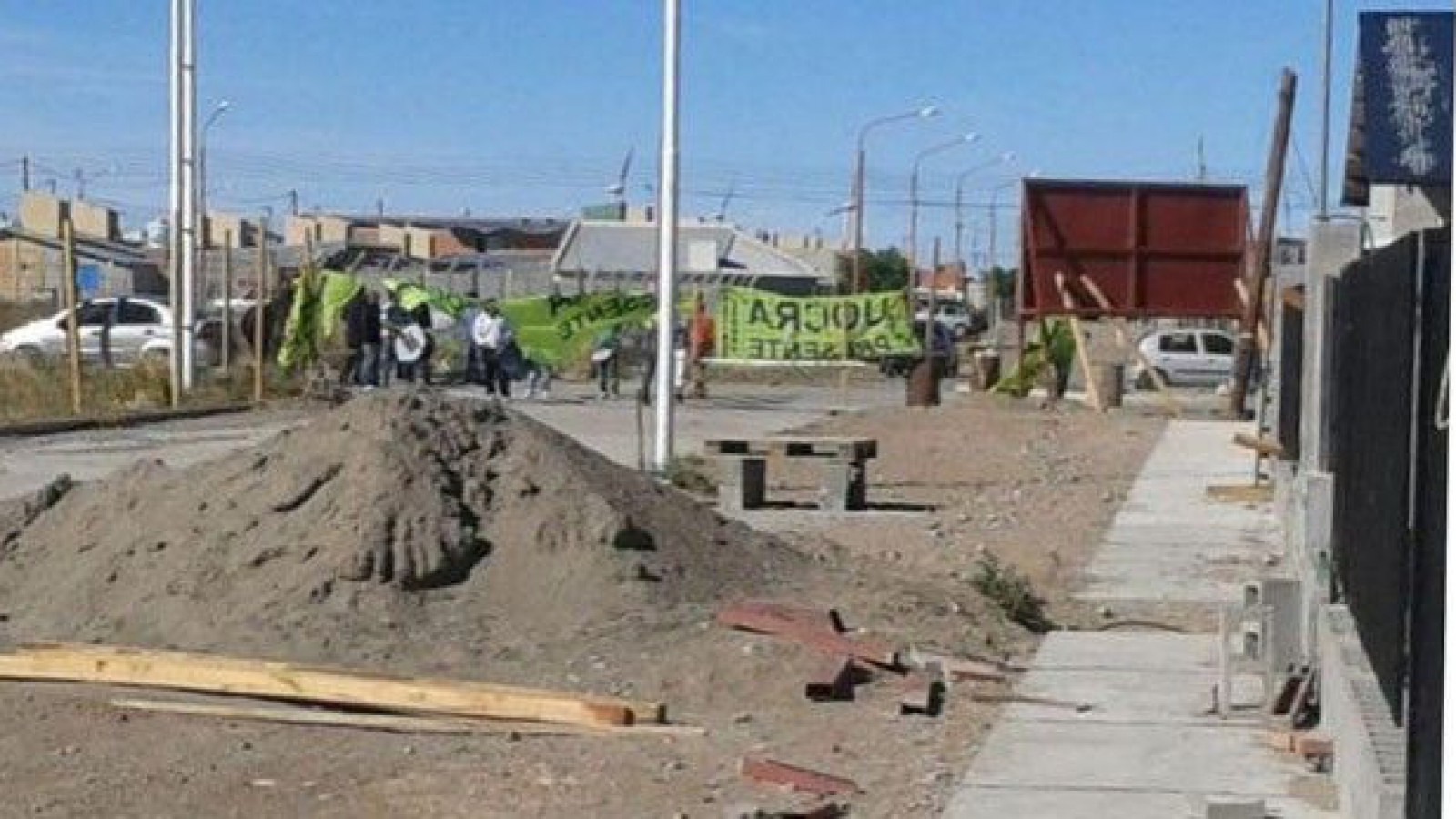 Manifestantes de UOCRA intentaron desalojar a tiros a integrantes de un gremio paralelo