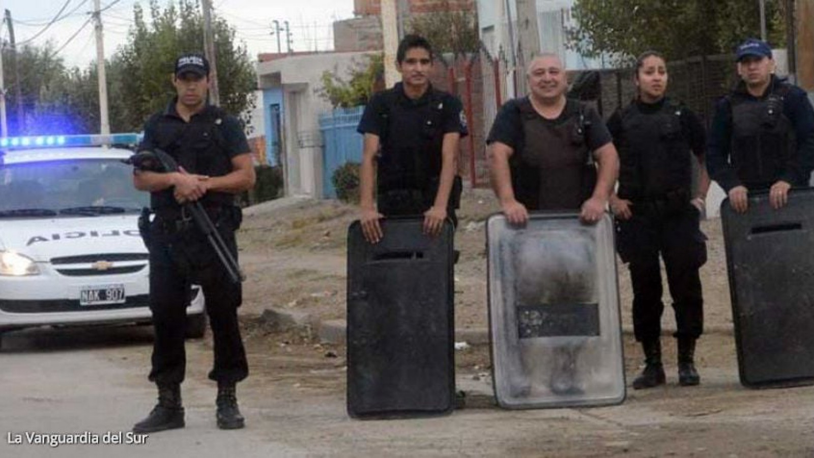 Un joven golpeó a su madre y quiso agarrarse a las piñas con una mujer policía