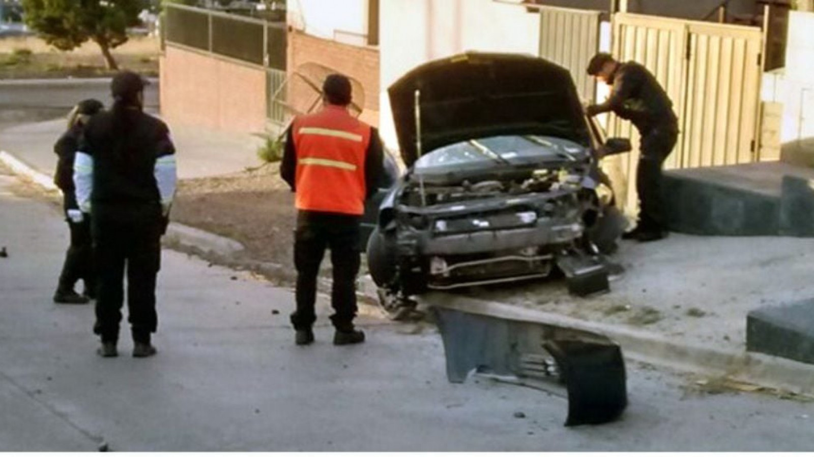 Grupo de amigos en un Astra chocan contra canasto de basura en Caleta