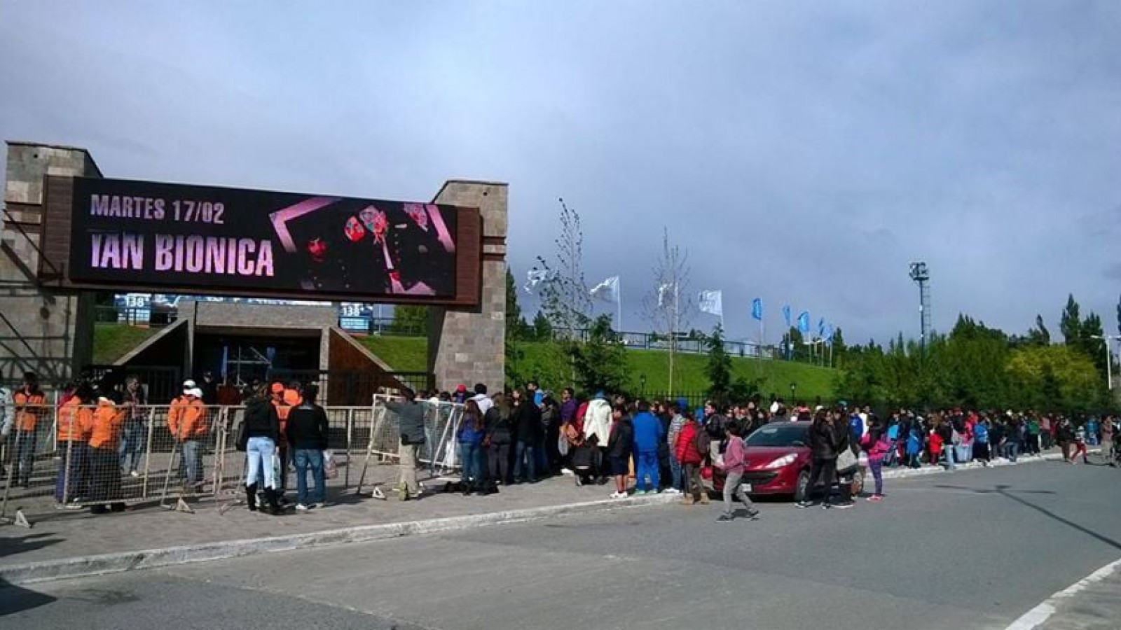 Hay fila desde las cinco de la mañana para ver a Romeo Santos en el anfiteatro