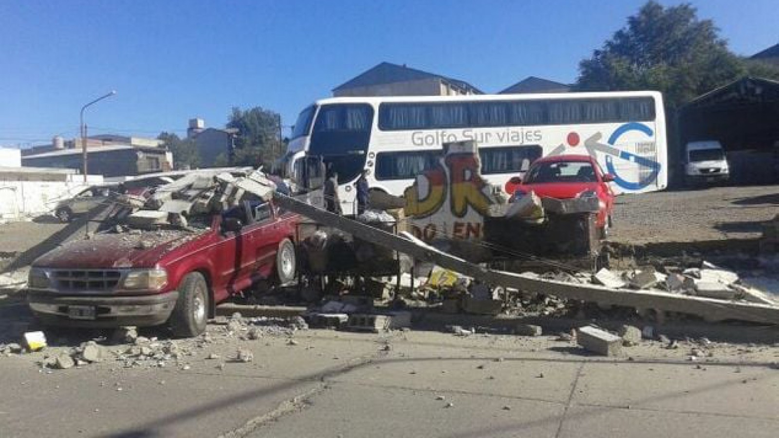 Colectivo sin chofer destrozó una camioneta y derrumbó paredón
