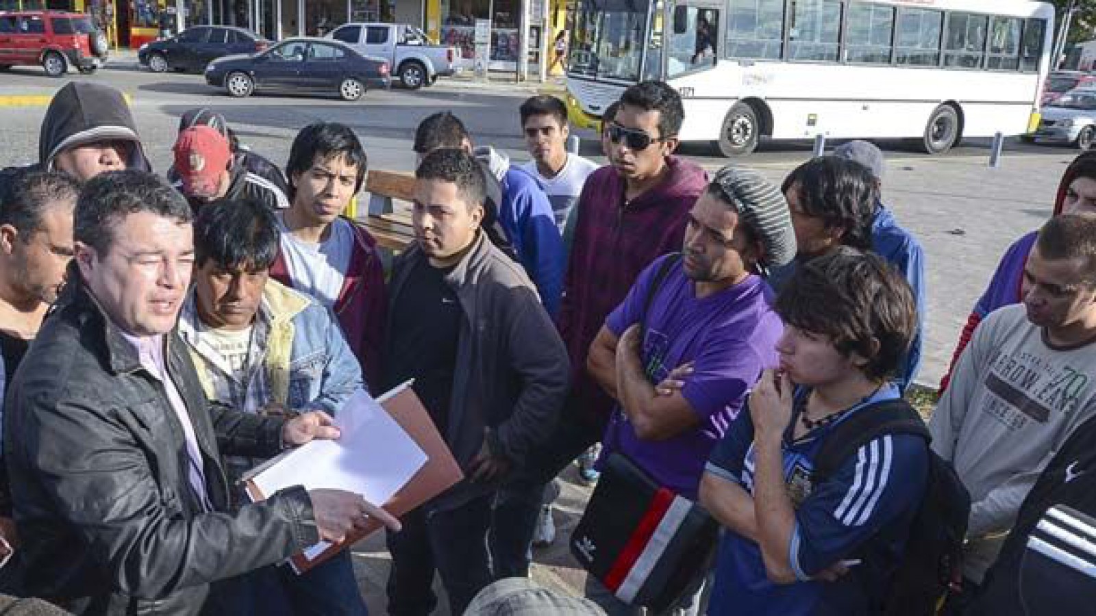 Toda la noche continuó el acampe de hijos y nietos de ex ypefianos