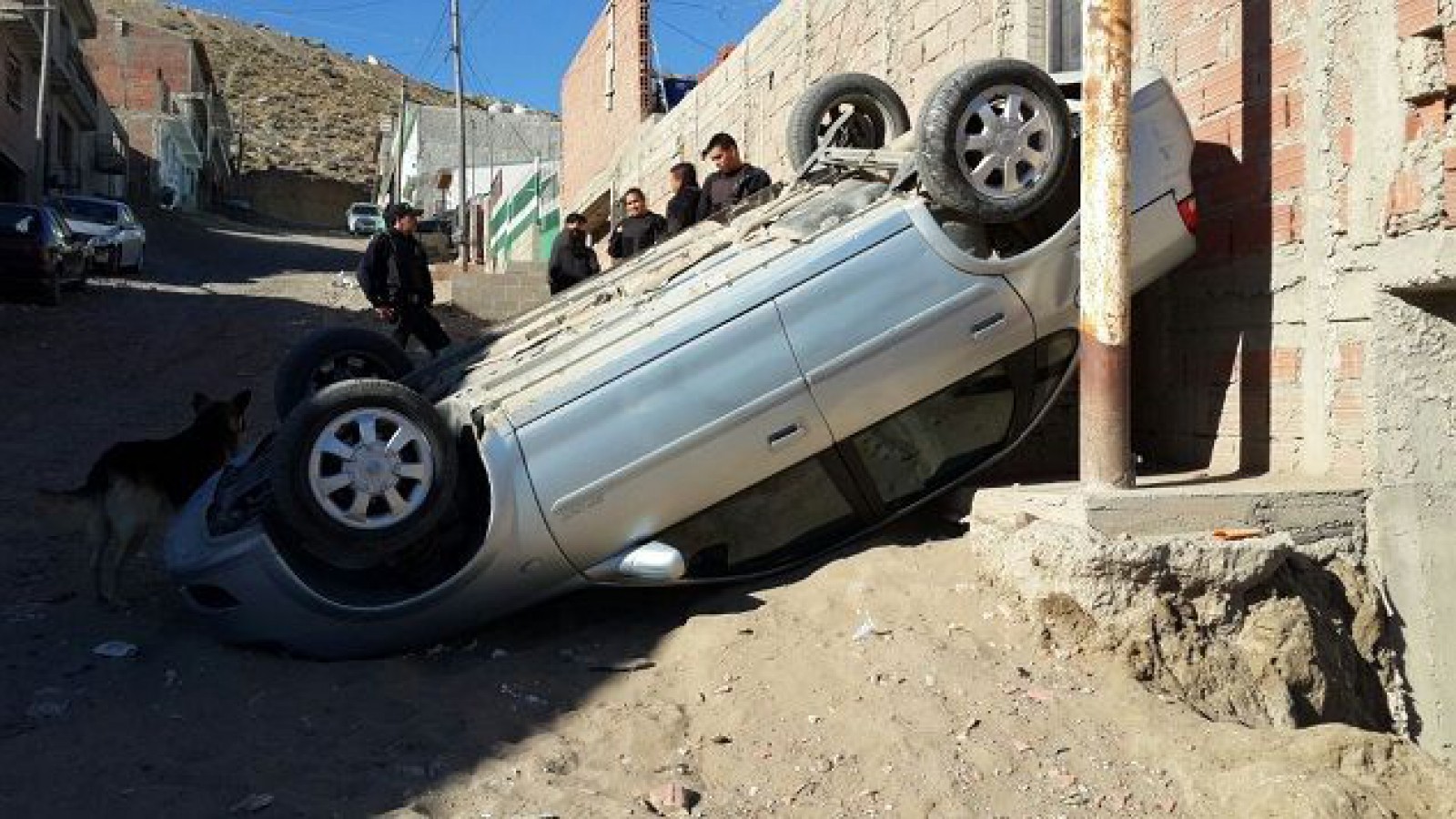 Volcó y quedó a centímetros de la puerta de una casa