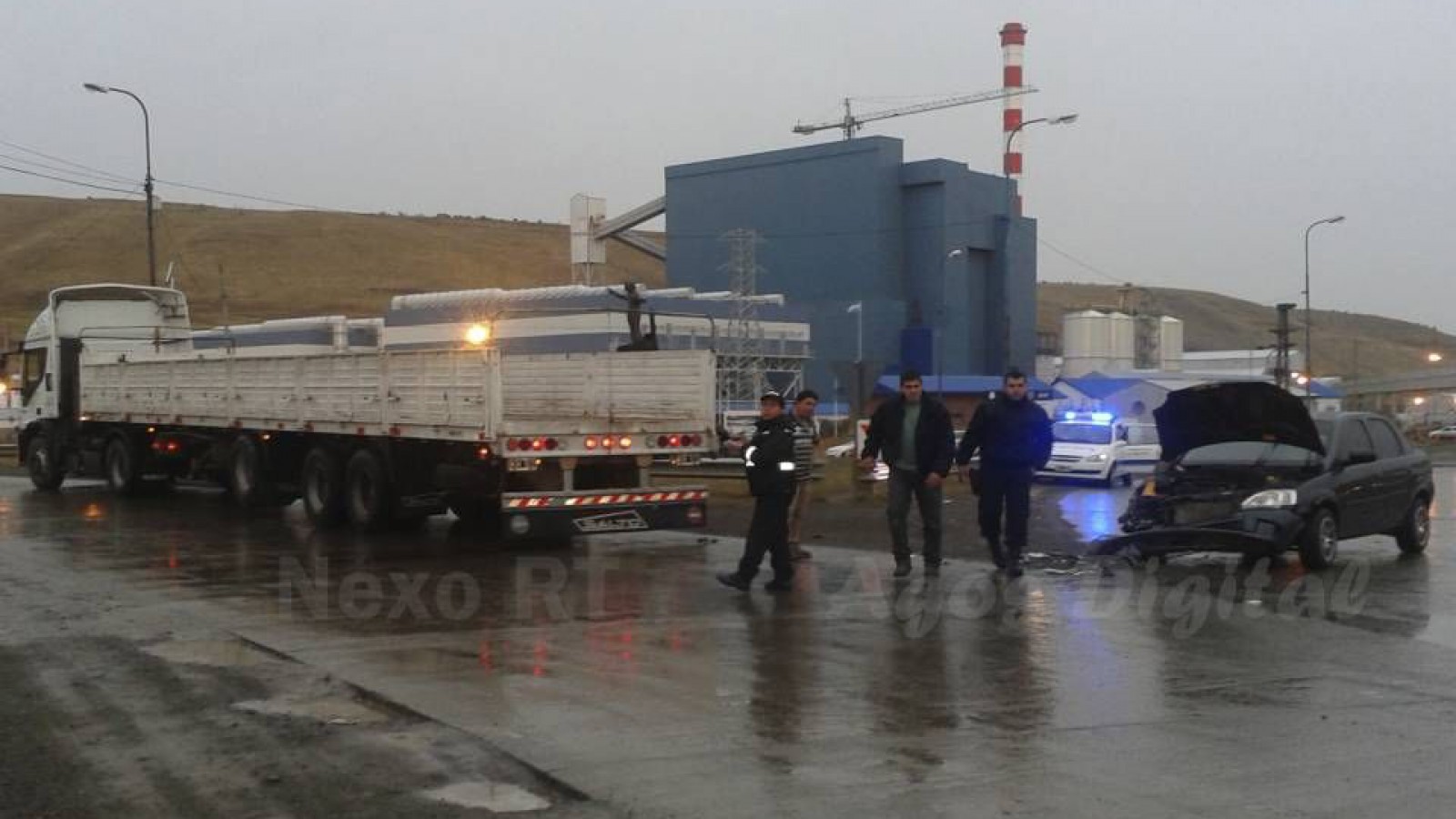 Chocan auto y camión de carga en el ingreso a Julia Dufour