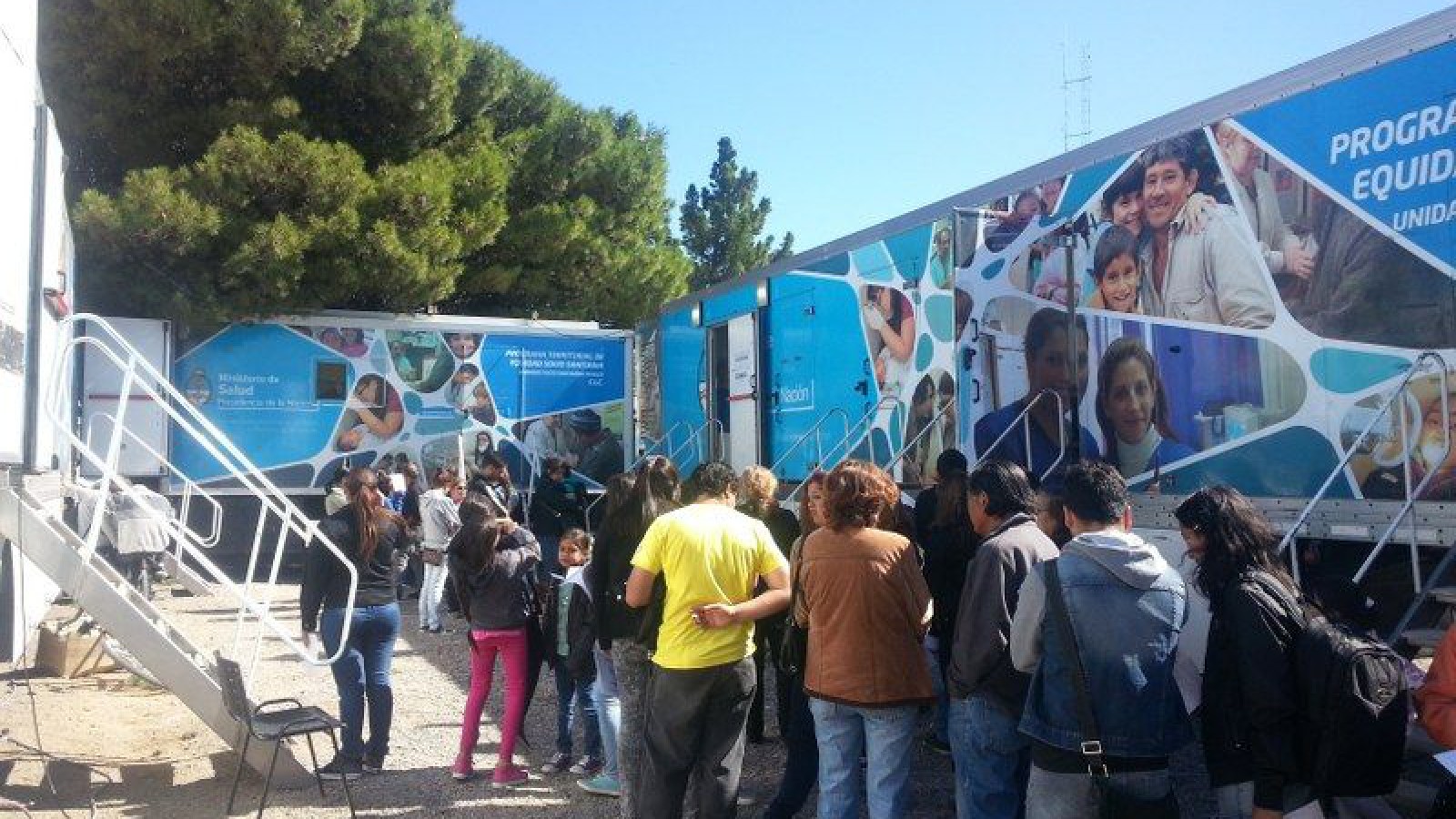 Los móviles sanitarios y el camión de "comprar alimentos" llegan a 28 de Noviembre