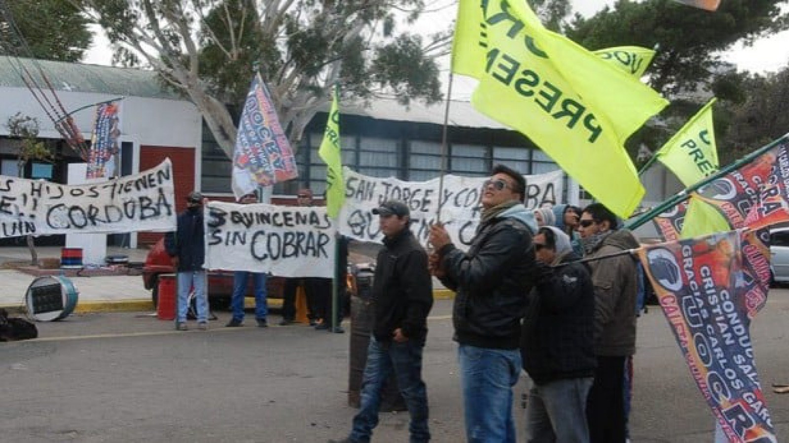 Afiliados de UOCRA volvieron a manifestarse en Caleta Olivia