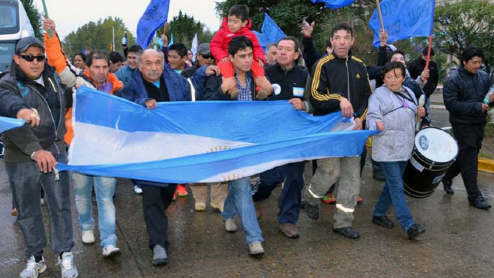 Bajo la lluvia, petroleros y familiares festejaron por doble partida