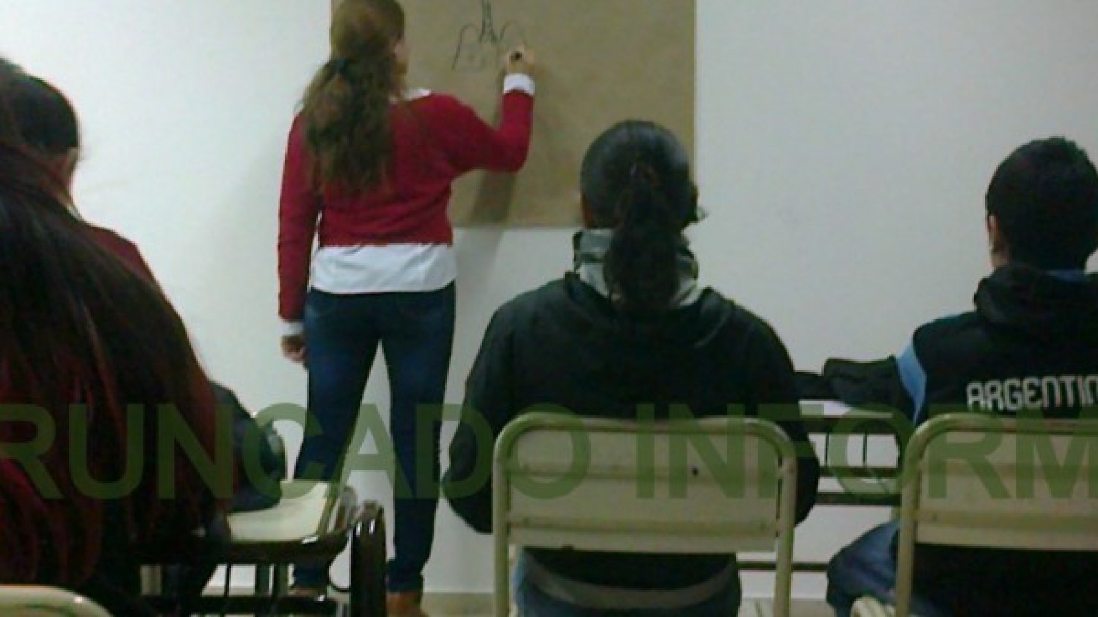 Escuela de Pico Truncado con Papel afiche como pizarrón, sin gas, hacinados y con bancos rotos