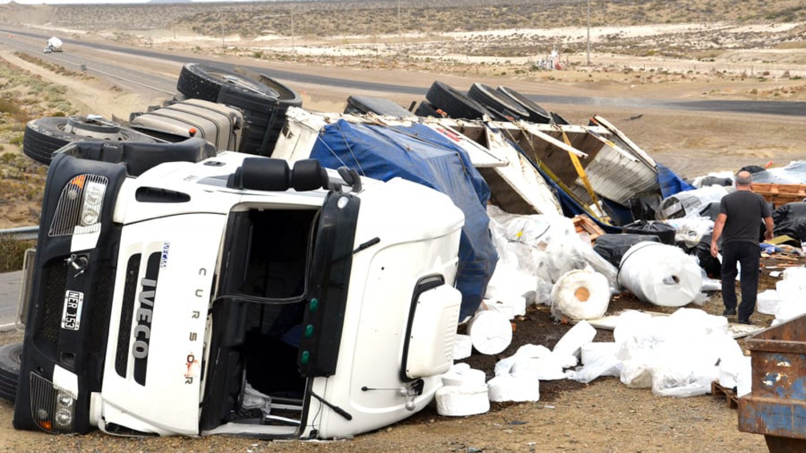 Otro camión volcó en curva de “La Calera”