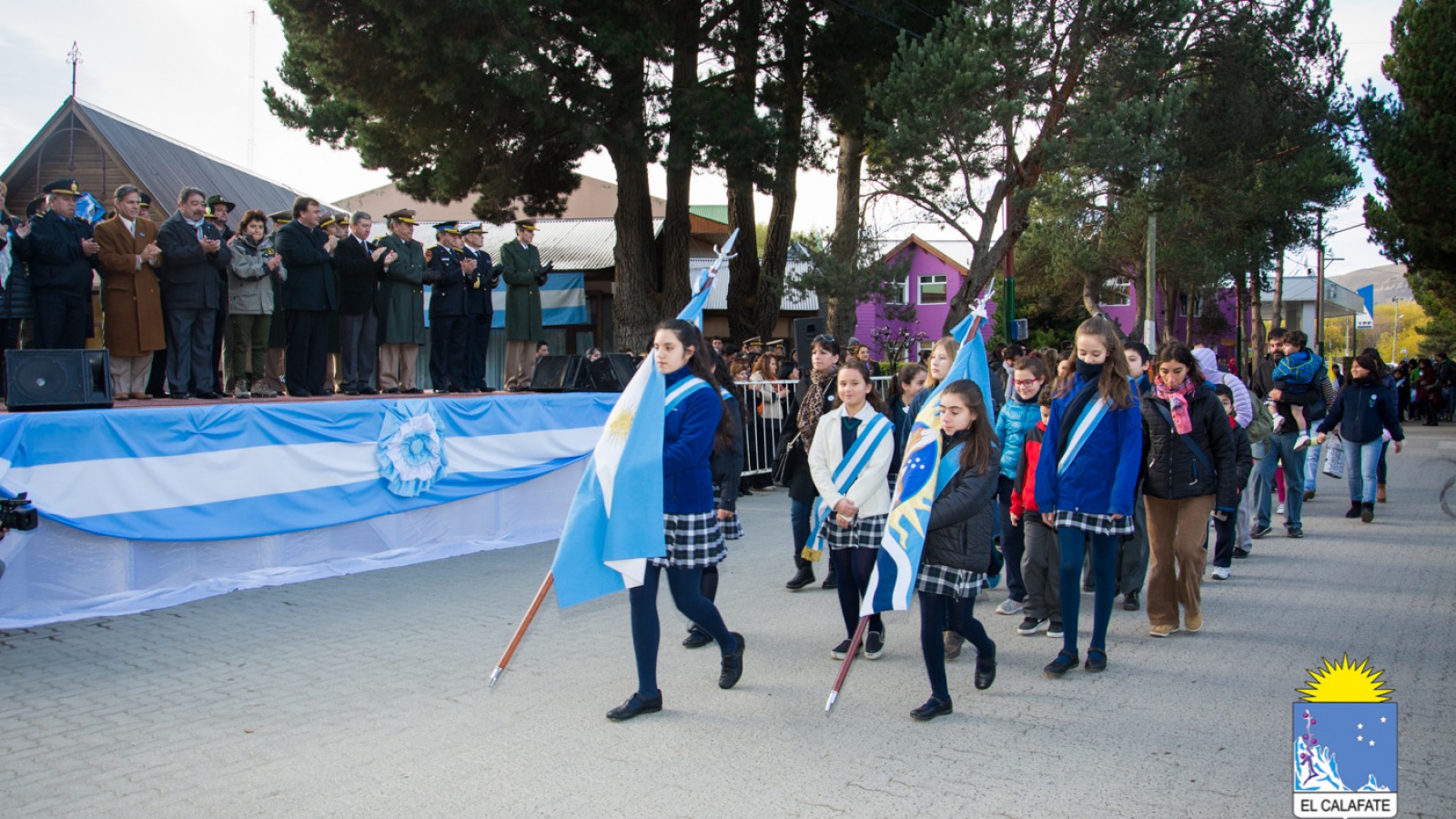 Con desfile se realizó el acto protocolar del 25 de Mayo en El Calafate