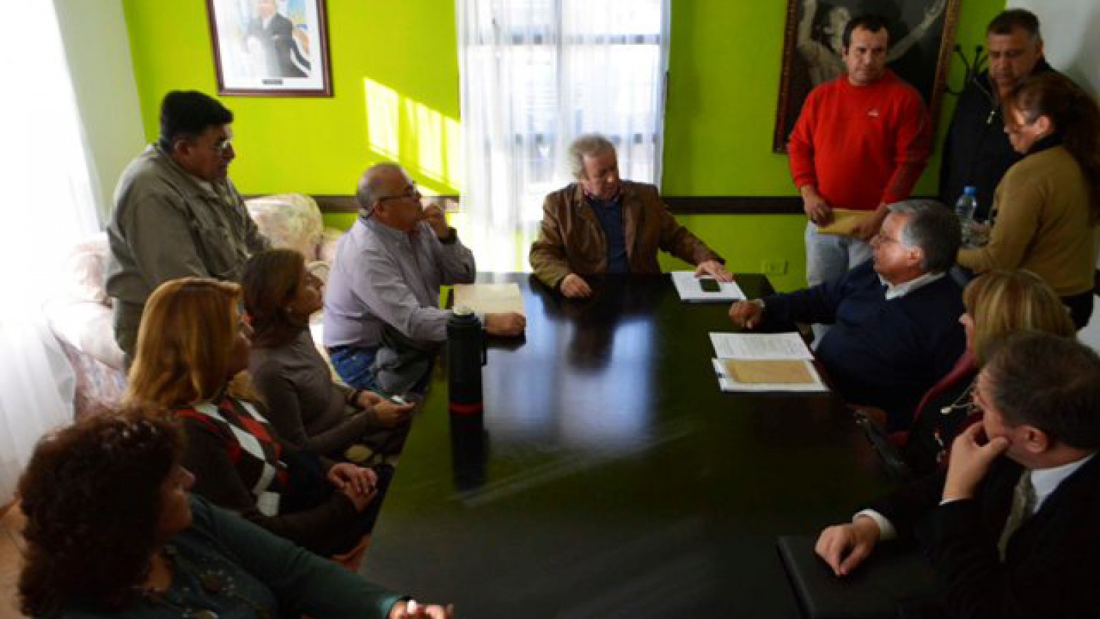 El Gobernador se reunió con Uniones Vecinales por obras para barrios de Caleta Olivia