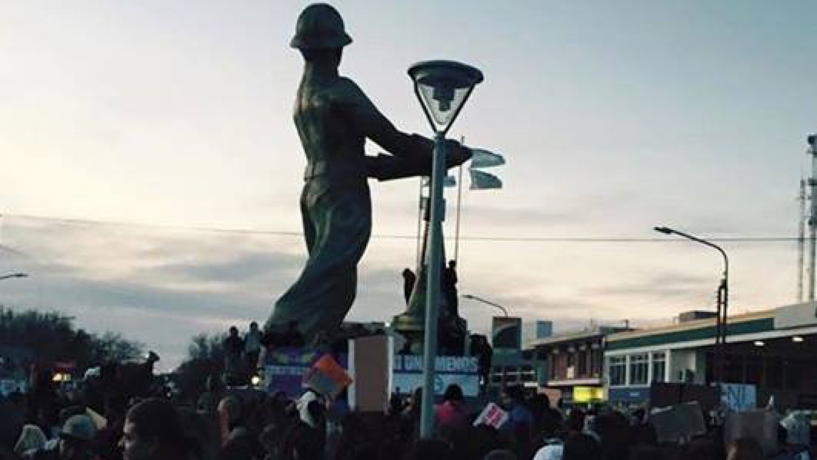 Miles de personas también se sumaron a la campaña “Ni una menos” en Caleta Olivia