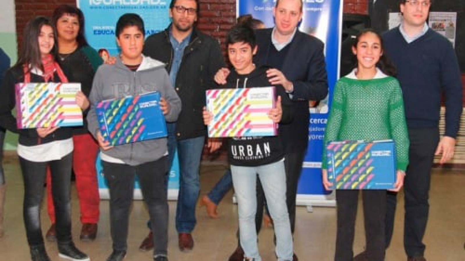 Alumnos de Comandante Luis Piedra Buena recibieron 108 Netbooks