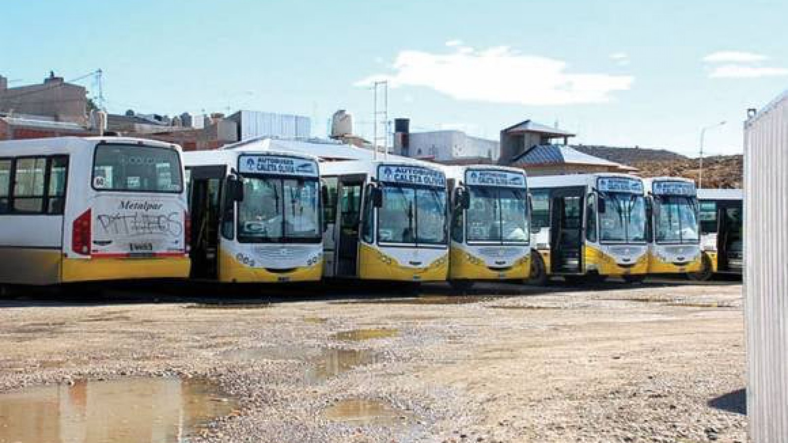 En medida de fuerza trabajadores de autobuses denuncian vaciamiento de la empresa en Caleta