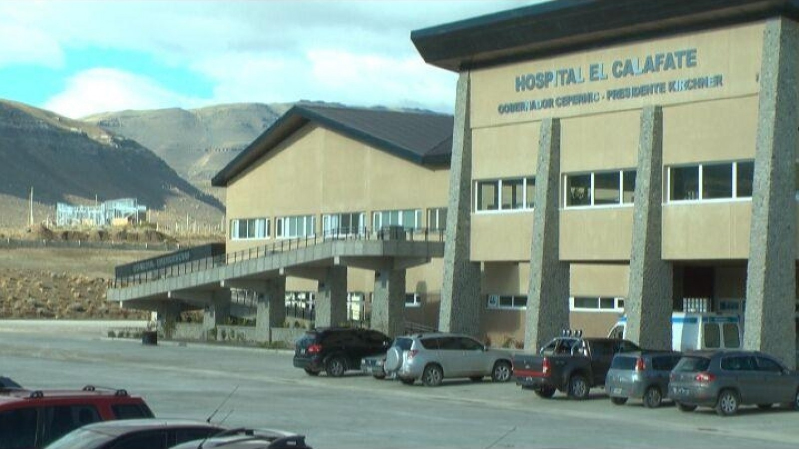 Niño grave al caérsele un arco de fútbol