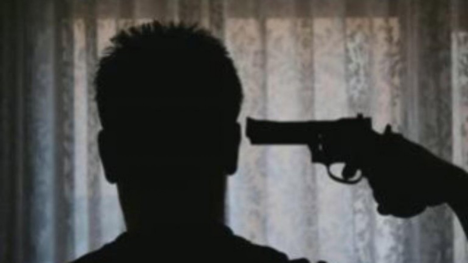 Obligó a su novia a jugar a la ruleta rusa y se terminó matando