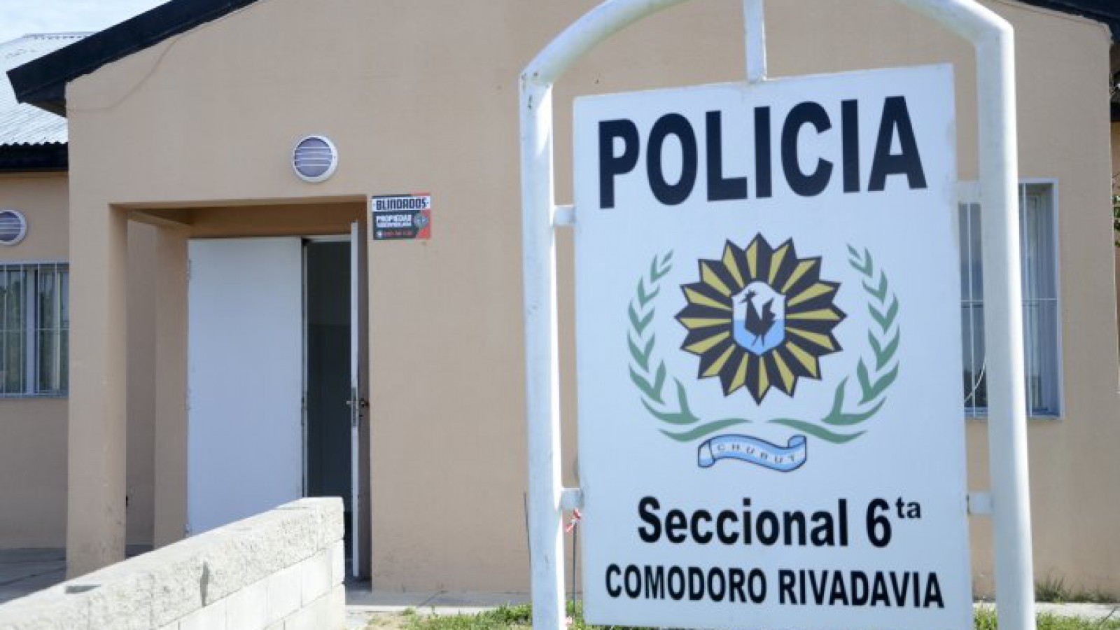 Insólito: una comisaría cita a un joven asesinado
