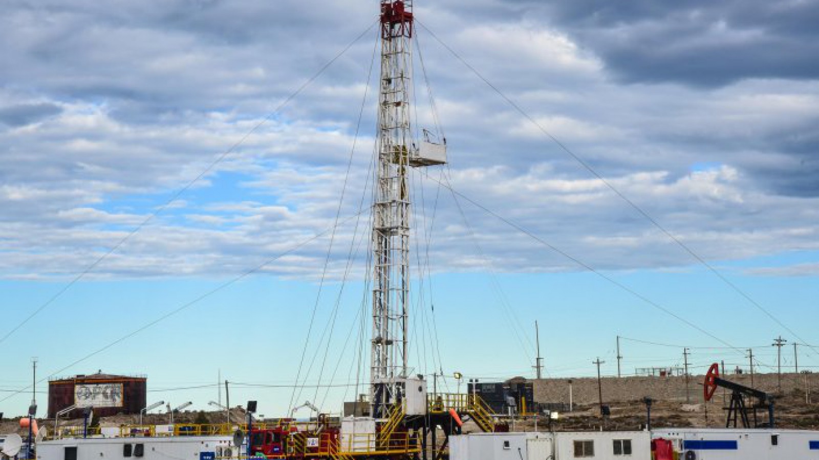 Preocupación entre los petroleros porque YPF también baja equipos