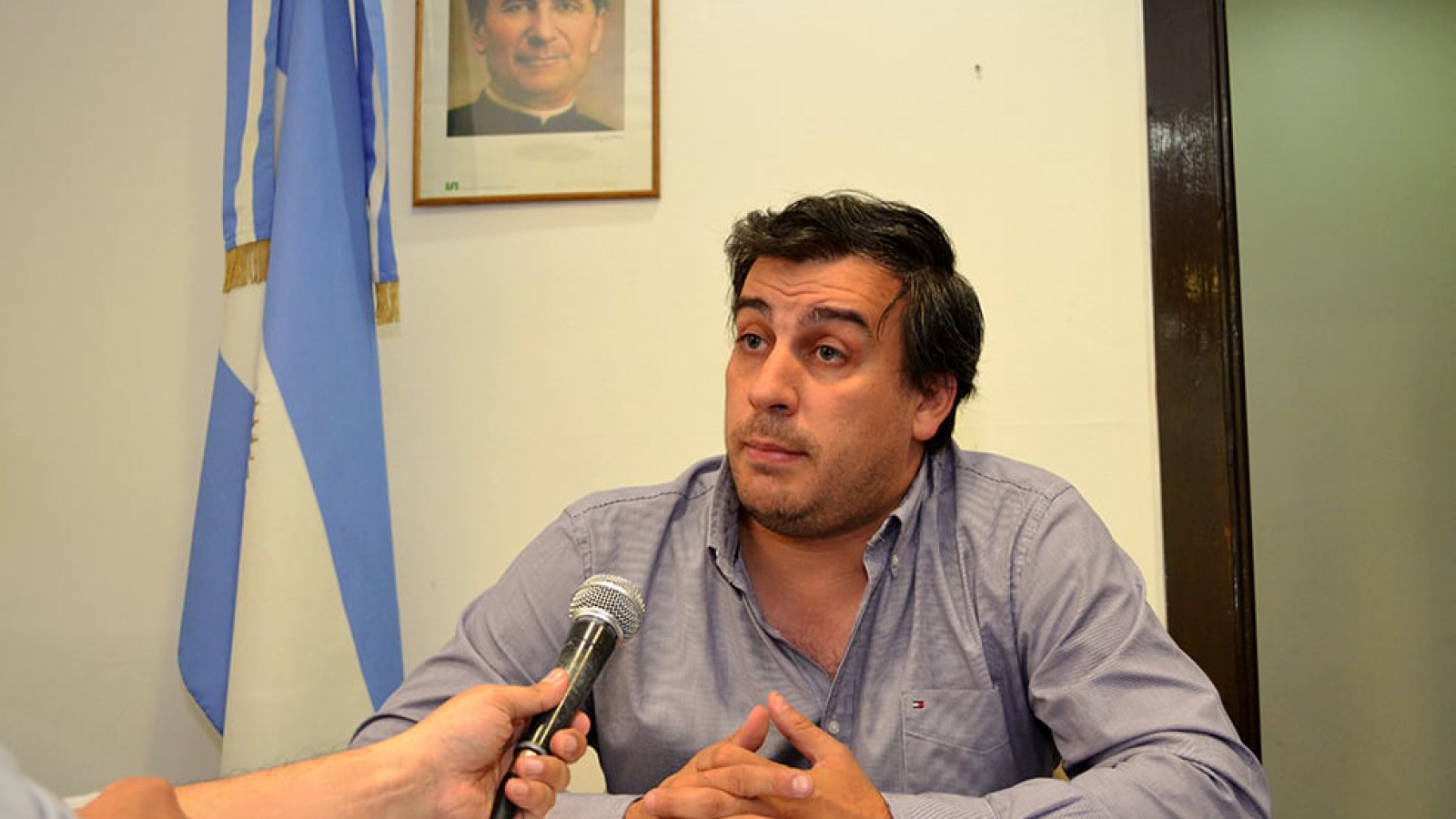 Prades: “No les están sacando los vehículos a la gestión, se los están sacando a la comunidad de Caleta”