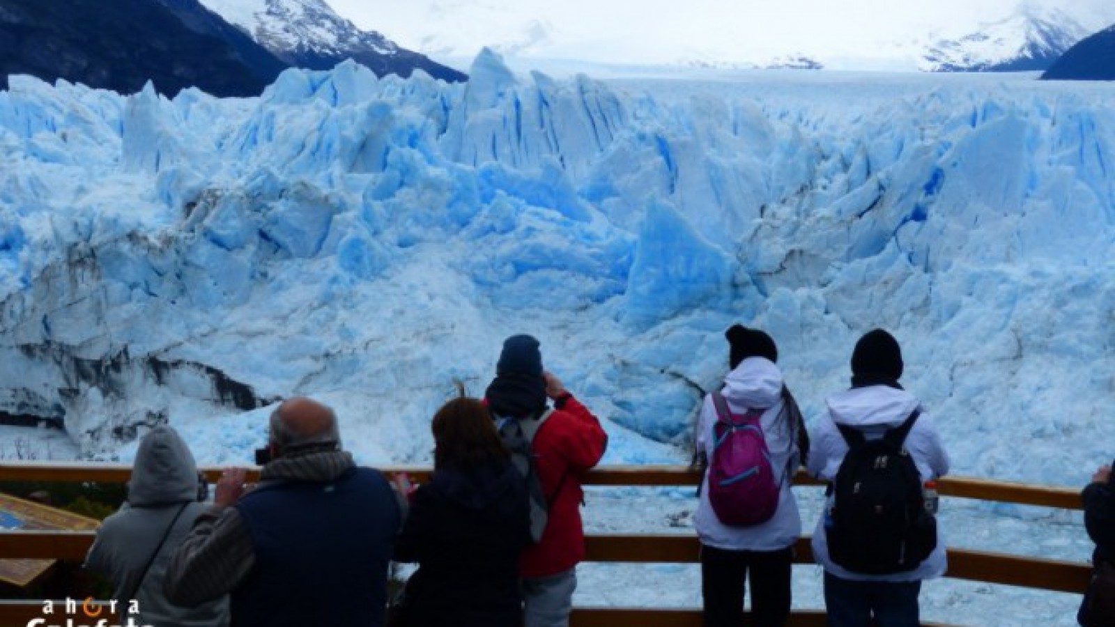 Cientos de personas esperan una nueva ruptura en el Glaciar Perito Moreno
