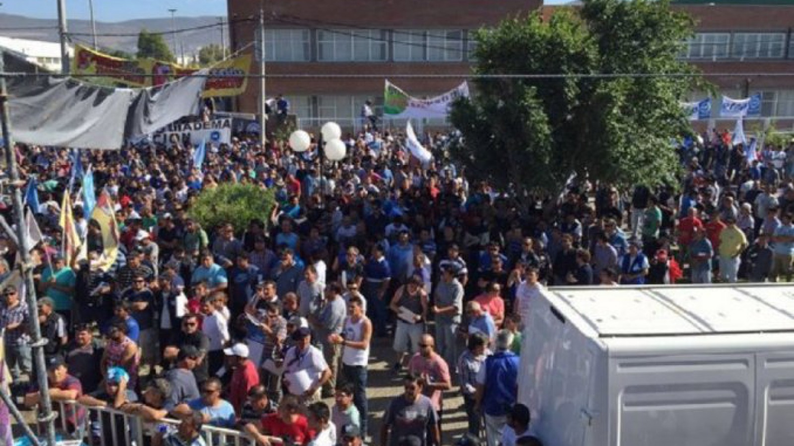 Multitudinaria asamblea de petroleros en Chubut: "Acá está la Patagonia rebelde"