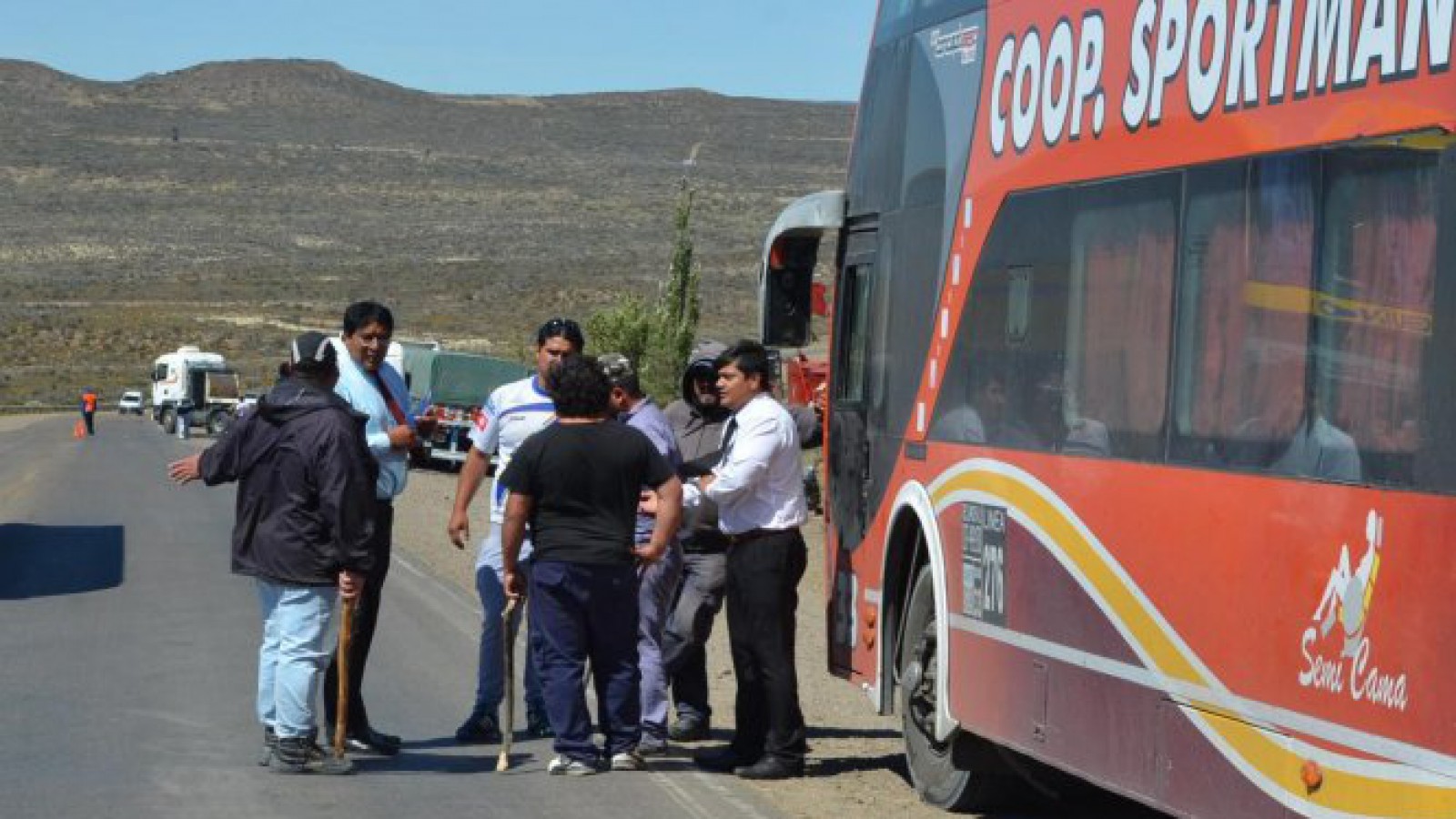 Desocupados de la construcción revisan colectivos para impedir paso de petroleros