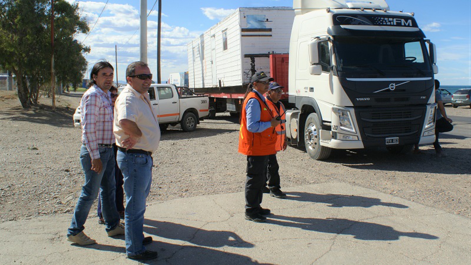 Una empresa petrolera colabora con Municipio cediendo dos tráilers para operativos y prevención en rutas