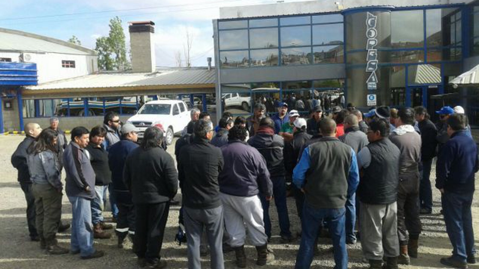 Trabajadores de Copesa bloquean acceso a Sindicato de Petroleros
