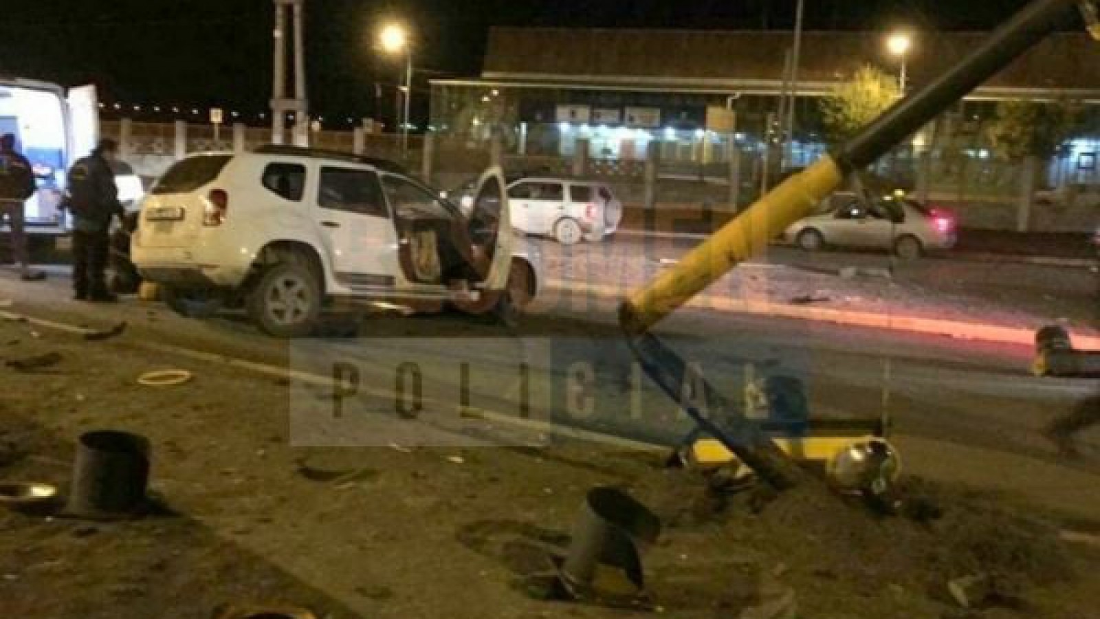 Dos hombres hospitalizados desmayados tras violento choque contra un semáforo