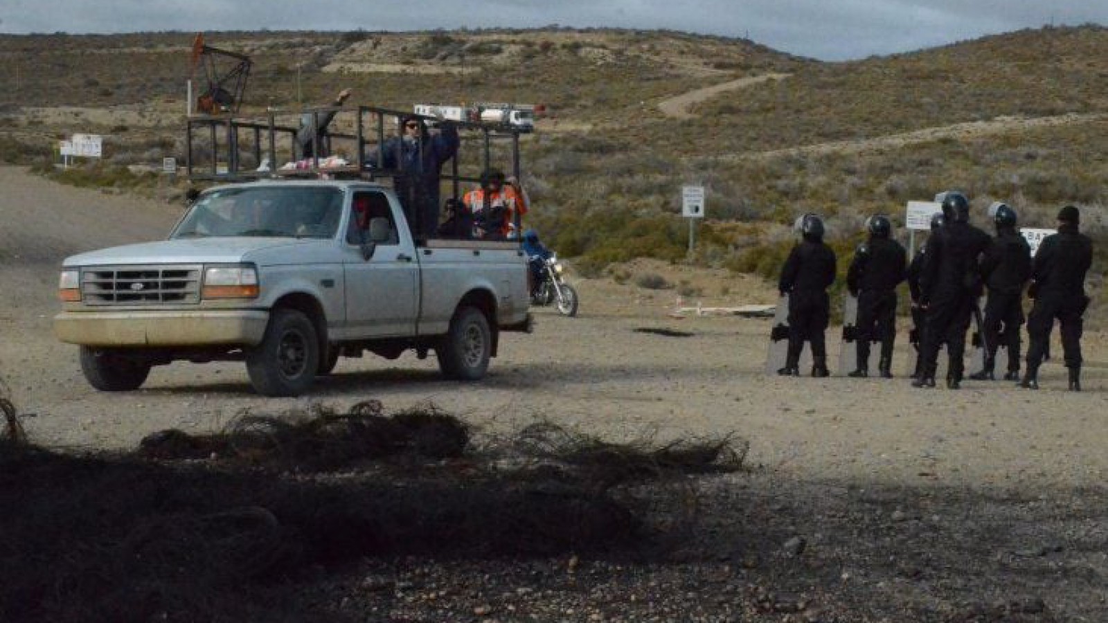Por denuncia penal de vecinos, la policía desalojó a los manifestantes de la ruta 12