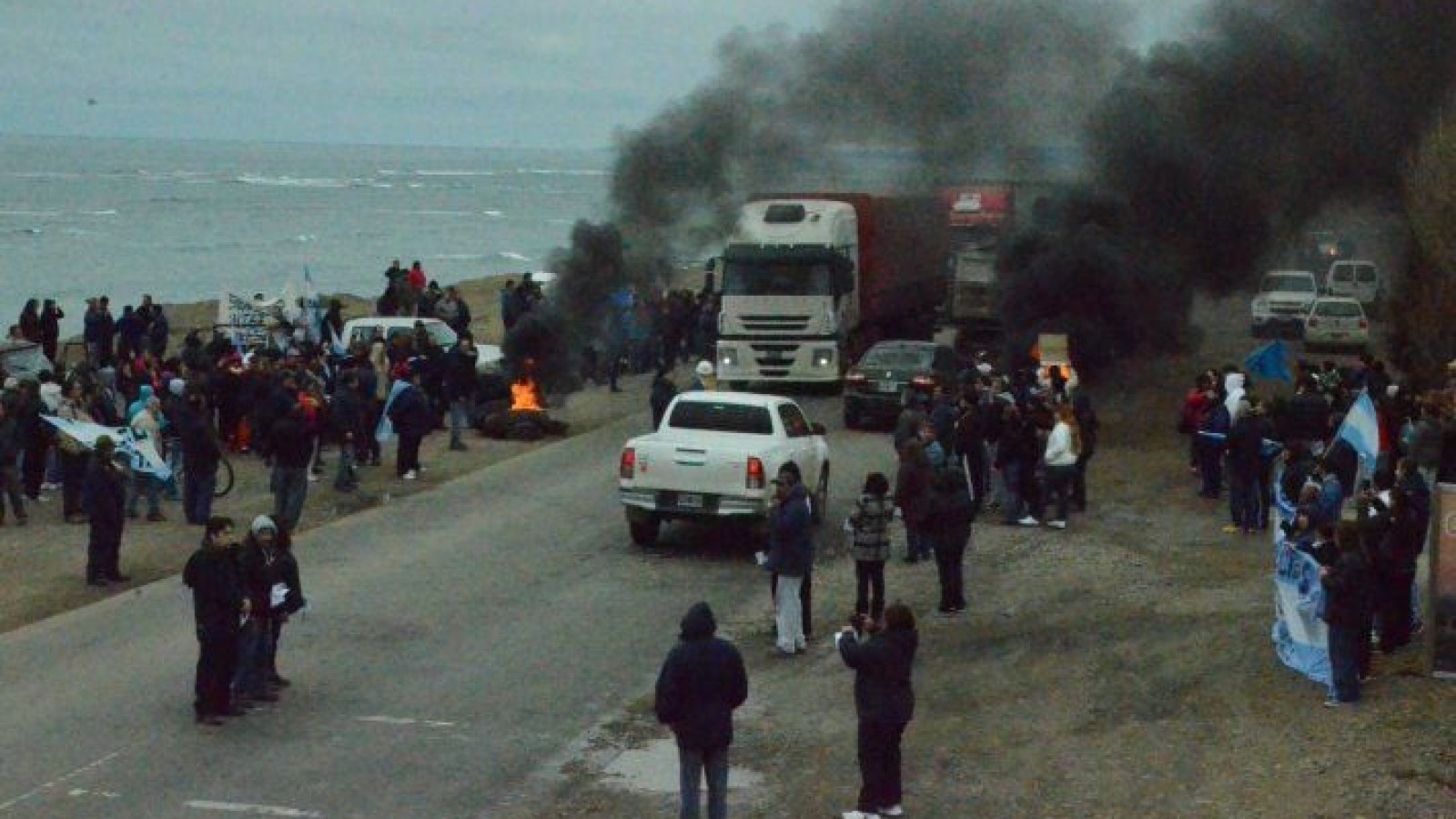 Municipales de Caleta siguen sin cobrar sueldos y llevaron su reclamo a la ruta
