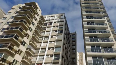 Video: una mujer quedó colgada del balcón de un séptimo piso